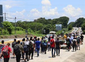 Migrantes venezolanos salen en caravana desde la frontera sur de México