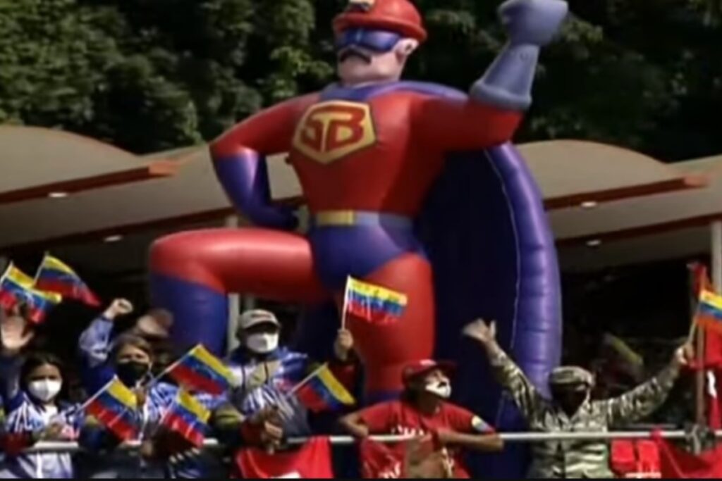 Muñeco inflable de "Super Bigote" sustituye a Maduro en desfile del 5 de Julio