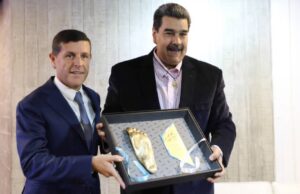 Nicolás Maduro recibe una réplica del pie izquierdo de Diego Maradona