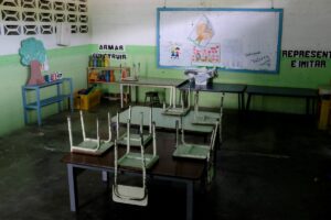 Oposición venezolana cree que plan para reparar escuelas busca militarización