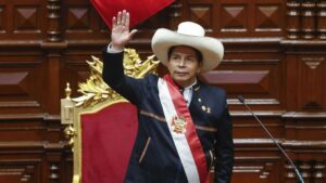 Pedro Castillo tiende la mano a la oposición, que lo despide con abucheos del Congreso