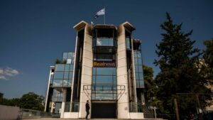 Prenden fuego a la sede del diario 'Real News' en Atenas