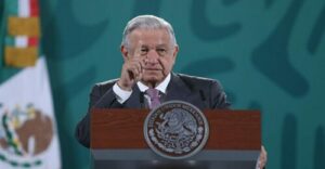 Presidente de México tacha de "inmoral" orden migratoria de Texas