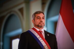 Presidente de Paraguay revela que tripulante de avión venezolano-iraní se cambió el rostro en Cuba
