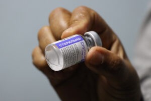 Quiénes deben ponerse tercera y cuarta dosis según Sociedad de Infectología