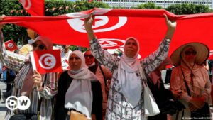 Referéndum en Túnez: la nueva Constitución debilita la democracia | El Mundo | DW