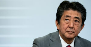 Shinzo Abe, el primer ministro de Japón que más tiempo ocupó el cargo, muere a los 67 años