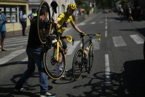 Tour de Francia: El infortunio acecha a Vingegaard: cada y dos compaeros menos