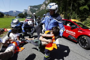 Tour de Francia: Unos activistas se encadenan y paran la carrera a 40 kilmetros de meta