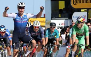 Tour de Francia: Victoria para Jakobsen, maillot amarillo para Van Aert en un accidentado final
