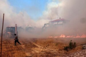 Turistas y residentes, evacuados de un popular centro turstico de Lesbos por un incendio que ha alcanzado las viviendas
