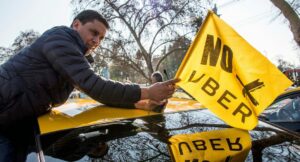 Uber habría aprovechado rabia de taxistas contra sus conductores