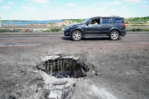 Ucrania asla a las tropas rusas al bombardear dos puentes clave en Jersn