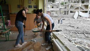 Un bombardeo ruso contra un edificio civil en Donbás causa al menos 15 muertos