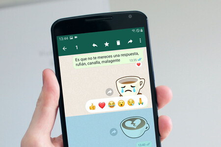 WhatsApp permitiría reaccionar a los mensajes con cualquier emoji