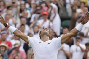 Wimbledon: Un mermado Nadal apela al valor y la inteligencia para vencer a Fritz en el 'supertiebreak'