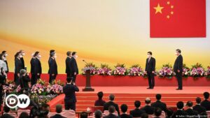 Xi Jinping exalta mando chino en el aniversario del traspaso de Hong Kong a China | El Mundo | DW