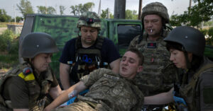 ‘¡Traigan la camilla!’: la vida y la muerte en el frente de batalla ucraniano