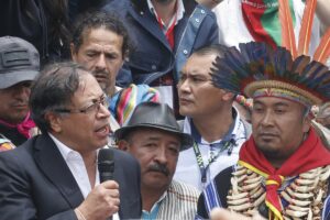 Petro quiere inaugurar la primera "democracia multicolor" en Colombia