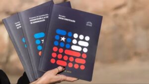 Doscientas personalidades de 25 países recomiendan a los chilenos aprobar la nueva Constitución