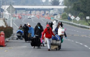 3 de cada 10 venezolanos, "con cercanía a la oposición", se quieren ir del país: Consultores 21