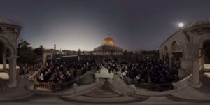 Escena en el Domo de la Roca de Jerusalén del 22 de julio del 2019, durante el Ramadán, tomada de un video de The Holy City, una experiencia de realidad virtual en el metaverso. (The Holy City VR vía AP)