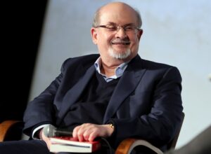 Acusan de intento de asesinato a presunto agresor de Salman Rushdie
