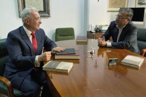 Álvaro Uribe dice hará una "oposición constructiva" al gobierno de Petro