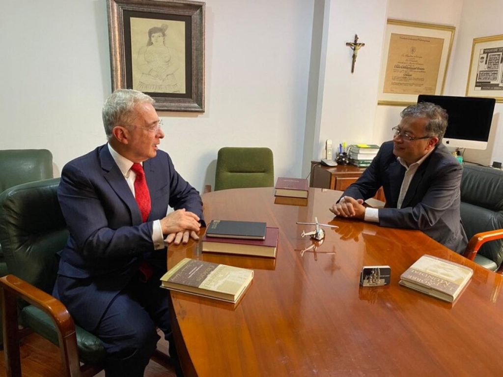 Álvaro Uribe no asistirá a la investidura de Petro por «complejo de preso»