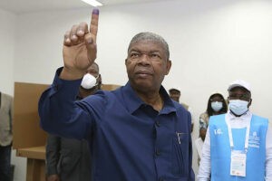 Angola vota en el mayor desafo electoral para el partido en el poder desde 1975