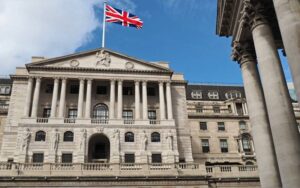 Banco de Inglaterra sube tasa de interés medio punto a 1,75 por ciento, la mayor alza desde 1995