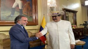 Benedetti presenta credenciales como embajador ante Maduro