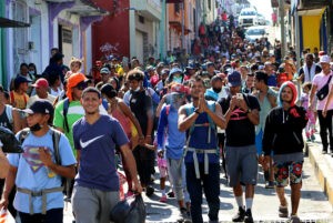 Caravana con 500 migrantes parte de la frontera sur de México rumbo a EEUU
