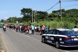 Caravana migrante avanza entre denuncias de robos y violaciones en México