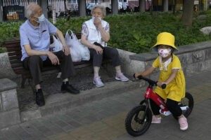 China planea su propio 'Cuento de la Criada': "La poblacin envejece, necesitan ms bebs"