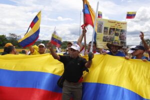 Cientos de personas se concentraron de ambos lados de la frontera entre Colombia y Venezuela para festejar - El Diario