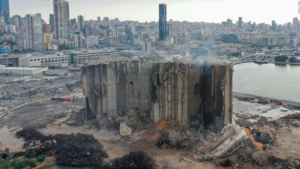 Colapsan los restos de dos silos del puerto de Beirut afectados por explosión