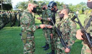 Combate a grupos armados y delitos binacionales: lo que se espera de nuevas relaciones militares con Colombia  