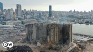 Conmemoran el segundo aniversario de la brutal explosión que sacudió el puerto de Beirut | El Mundo | DW