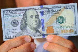 Conozca la fórmula infalible para detectar billetes falsos de 100 dólares