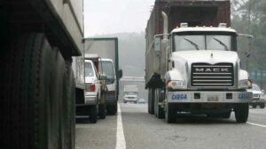 Crecen las dudas en conductores por nuevas medidas a transporte de carga pesada