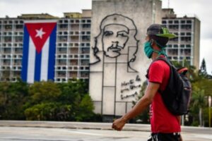 Cuba autoriza compra de dólares en cajeros automáticos a una tasa 500% mayor al precio oficial