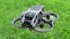 DJI ha lanzado un dron FPV nuevo, el pequeño Avata, y lo hemos probado