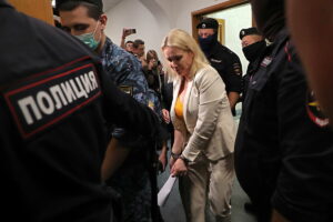 Decretan arresto domiciliario para Marina Ovsyannikova, la periodista del cartel contra la invasin de Ucrania