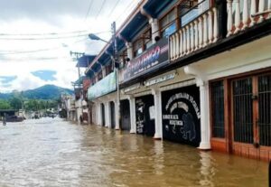 Desbordamiento del río Uairén colapsa la economía de Santa Elena