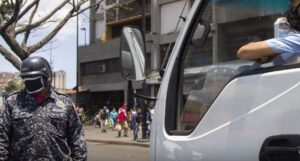 Diputado de la AN justifica la matraca por cuerpos de seguridad