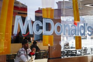 Dispara a un trabajador de McDonald's en Nueva York por servirle unas patatas fritas fras