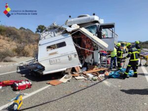 Dos fallecidas y siete heridos en un accidente causado por un vehículo en sentido contrario por la A-4 en Jerez (Cádiz)
