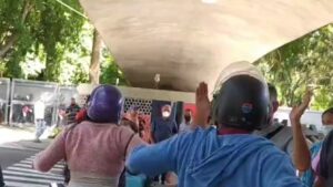 EN VIDEO | Protesta en la UCV terminó en gritos y empujones