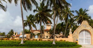 El FBI registró la casa de Donald Trump en Florida: aquí hay 7 respuestas a preguntas clave